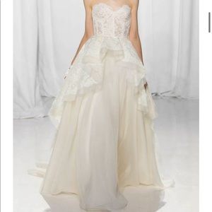 🕊 NEW REEM ACRA gown and VEIL size 10 street size 8 retails $9,600 🕊